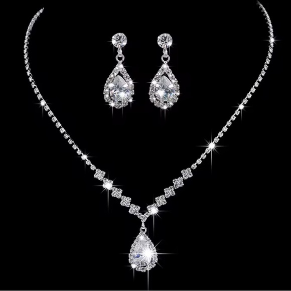 Anthropologie Jewelry - Elegant Silver Teardrop Necklace Set.